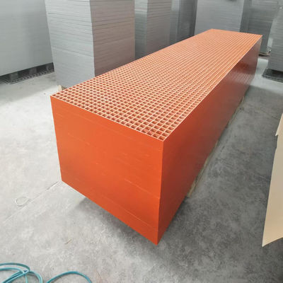 Grelha de cor laranja de tamanho de malha 40x40 de altura 50mm, tamanho do painel 1007x4040mm, superfície côncava.