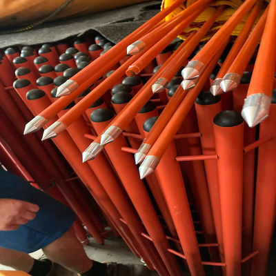 Barras vermelhas de FRP de diâmetro 16 mm com ponta metálica fixada como sinal de infraestrutura pública