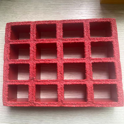 Tamanho de malha 38x38mm, grelha moldada em FRP de cor vermelha., superfície antiderrapante com grão na superfície.
