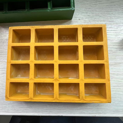 Tamanho de malha 38x38mm, grade moldada em FRP de cor amarela., superfície plana com cobertura de um lado.