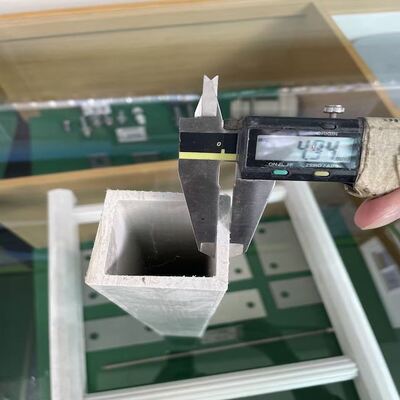 Perfis de tubos retangulares de FRP versáteis fabricados a partir de resinas epoxi e fenolicas de poliéster que proporcionam isolamento elétrico e durabilidade