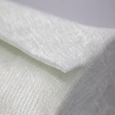 O tapete de fibra de vidro de 450g csm está em ambos os lados, o meio é de PP de 150gsm por metro quadrado, com fio de nylon para costurar juntos para formar um tapete, muito adequado para painéis solares e fabricação de peças de automóveis