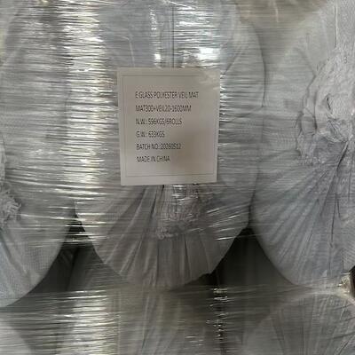 Comércio por grosso E Glass Polyester Veil Mat MAT300+VEIL20 1600MM, 6 rolos por lote, E-glass fiber veil mat para FRP composite, resistente à corrosão, fabricado em fábrica da China com fornecimento estável de lotes.